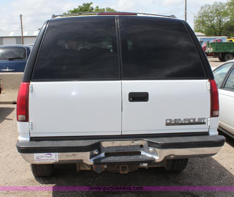 image for item D7920 1999 Chevrolet Suburban 2500 SUV