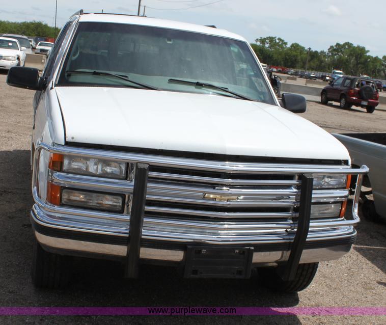 image for item D7920 1999 Chevrolet Suburban 2500 SUV