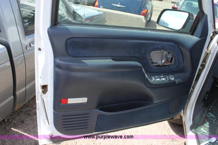 image for item D7920 1999 Chevrolet Suburban 2500 SUV