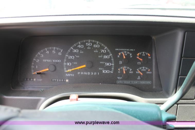 image for item D7920 1999 Chevrolet Suburban 2500 SUV