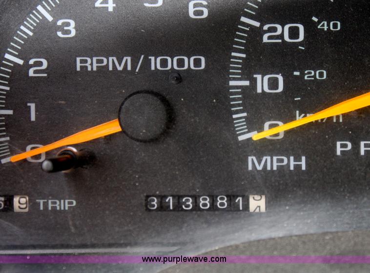 image for item D7920 1999 Chevrolet Suburban 2500 SUV