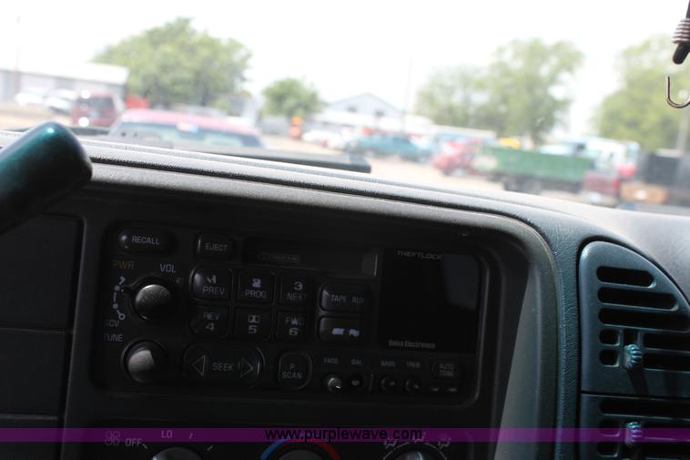 image for item D7920 1999 Chevrolet Suburban 2500 SUV