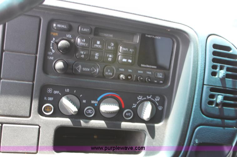 image for item D7920 1999 Chevrolet Suburban 2500 SUV