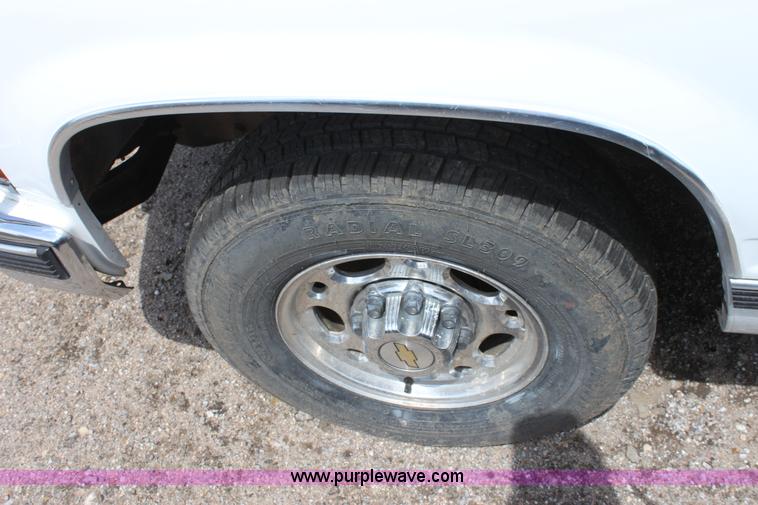 image for item D7920 1999 Chevrolet Suburban 2500 SUV