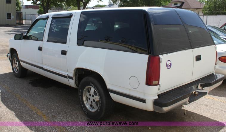 image for item D7928 1995 GMC Suburban SUV