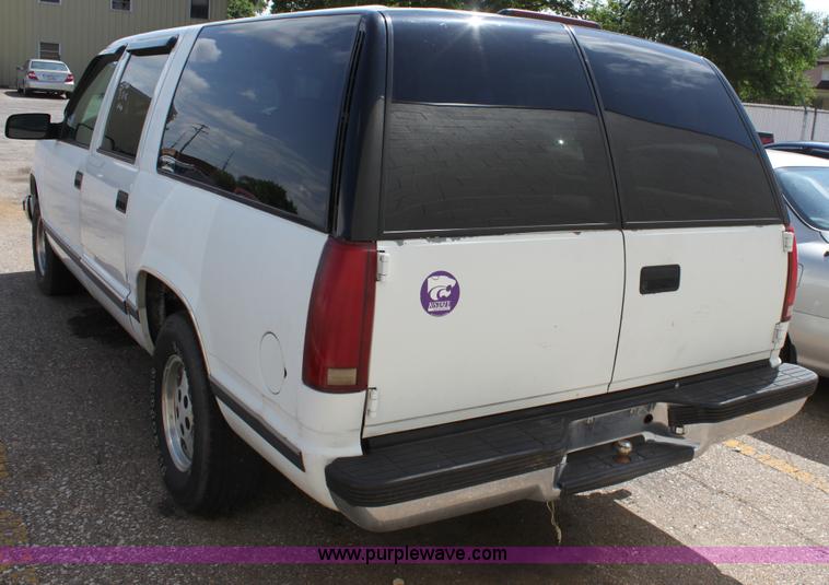 image for item D7928 1995 GMC Suburban SUV