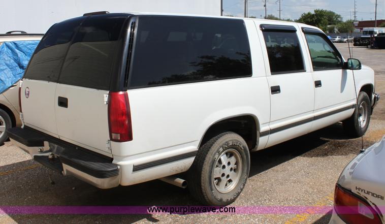 image for item D7928 1995 GMC Suburban SUV