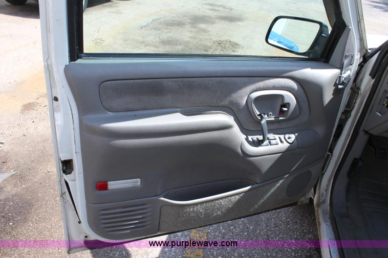 image for item D7928 1995 GMC Suburban SUV