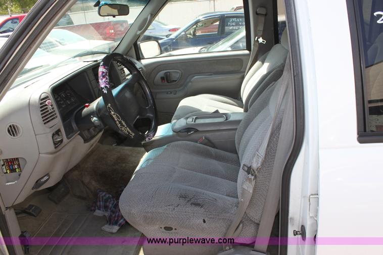 image for item D7928 1995 GMC Suburban SUV