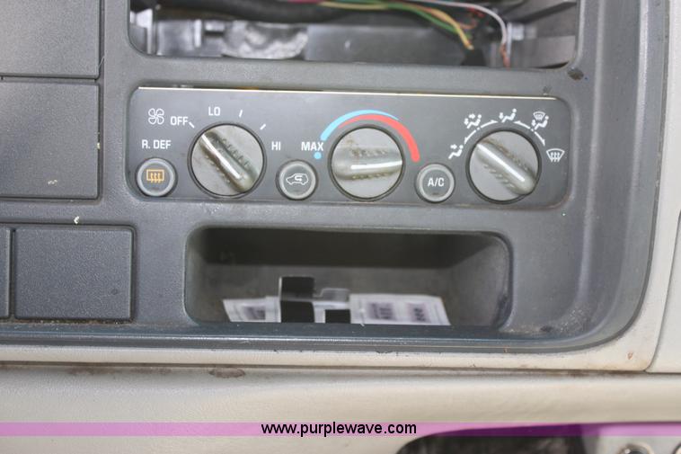 image for item D7928 1995 GMC Suburban SUV