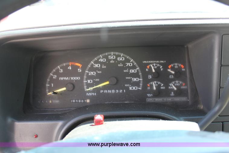 image for item D7928 1995 GMC Suburban SUV