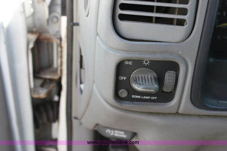 image for item D7928 1995 GMC Suburban SUV