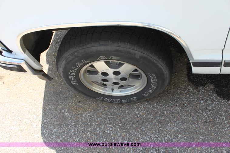 image for item D7928 1995 GMC Suburban SUV