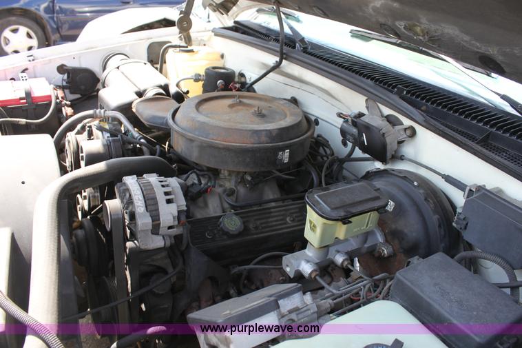 image for item D7928 1995 GMC Suburban SUV