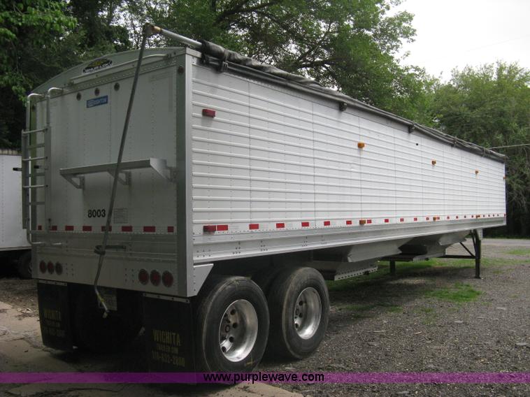 image for item A6372 2009 Stoughton grain trailer