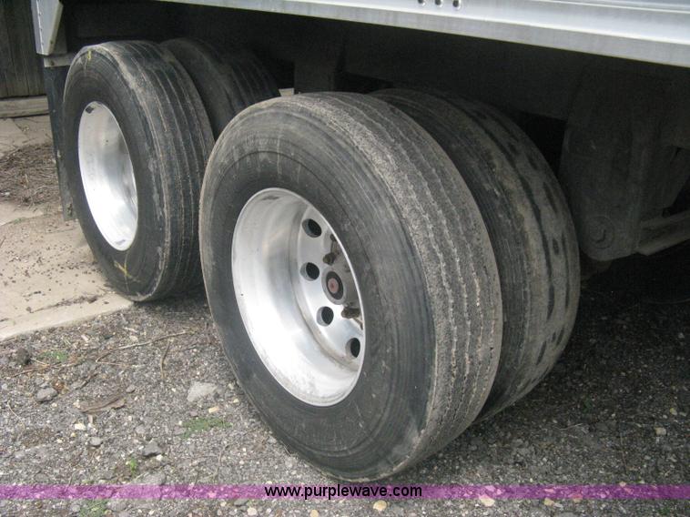 image for item A6372 2009 Stoughton grain trailer