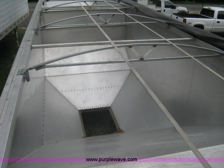 image for item A6372 2009 Stoughton grain trailer