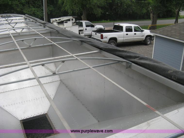 image for item A6372 2009 Stoughton grain trailer