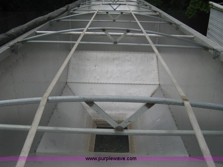 image for item A6372 2009 Stoughton grain trailer