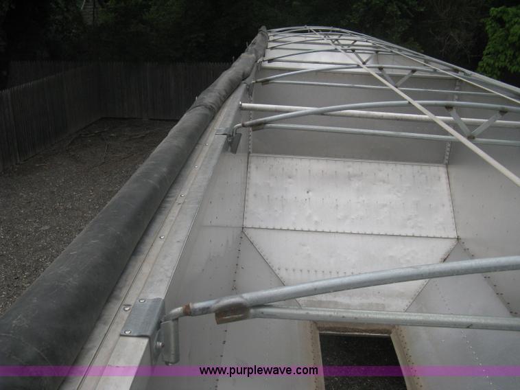 image for item A6372 2009 Stoughton grain trailer