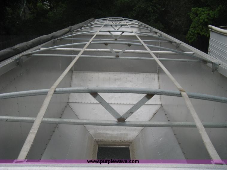 image for item A6372 2009 Stoughton grain trailer