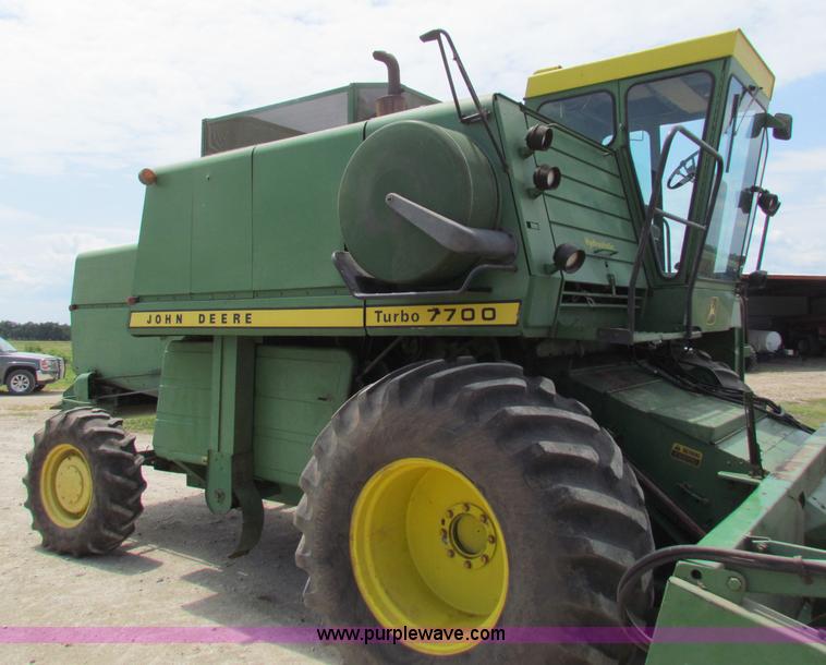 image for item B1286 John Deere 7700 combine