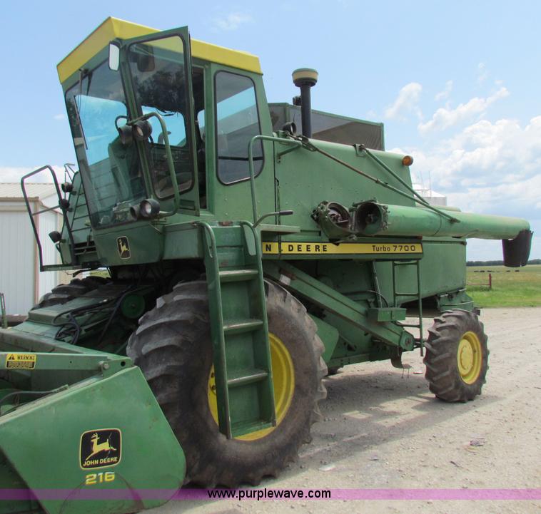 image for item B1286 John Deere 7700 combine