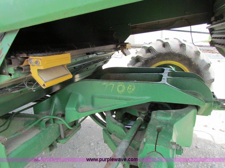 image for item B1286 John Deere 7700 combine