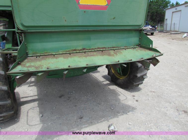 image for item B1286 John Deere 7700 combine