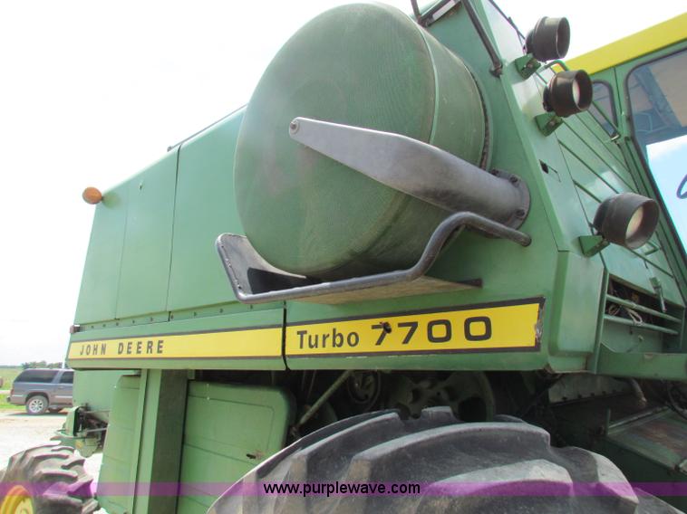 image for item B1286 John Deere 7700 combine