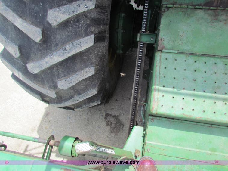 image for item B1286 John Deere 7700 combine