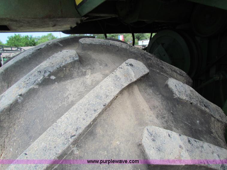 image for item B1286 John Deere 7700 combine