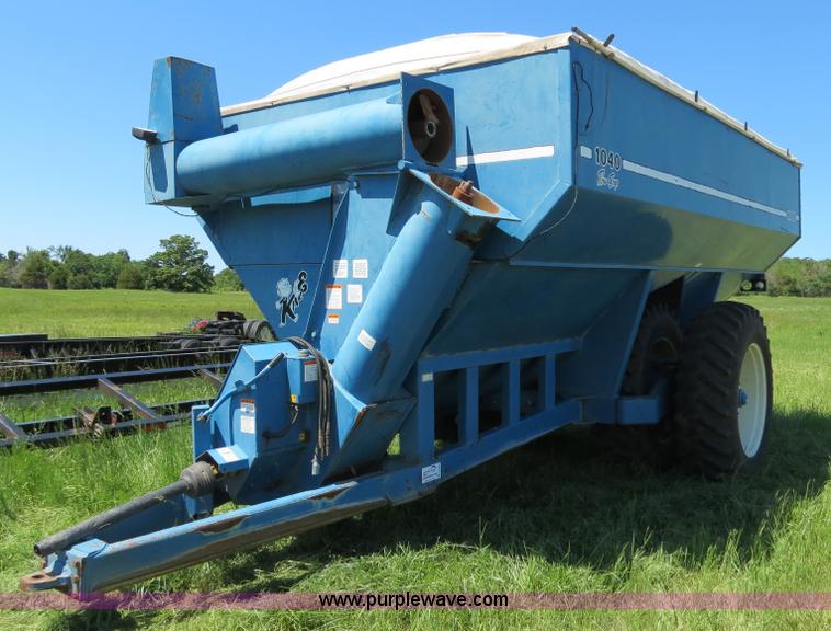 image for item B2324 1999 Kinze 1040 row crop grain cart