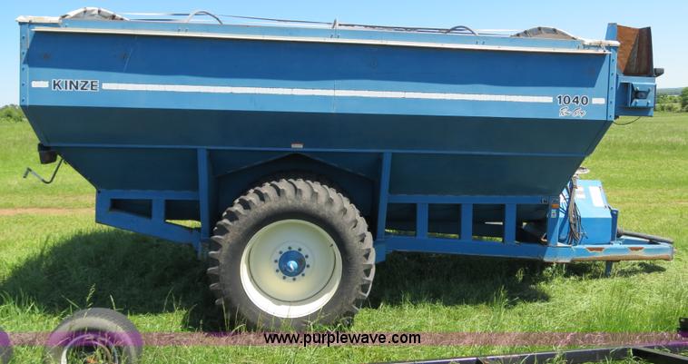 image for item B2324 1999 Kinze 1040 row crop grain cart