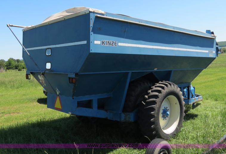 image for item B2324 1999 Kinze 1040 row crop grain cart