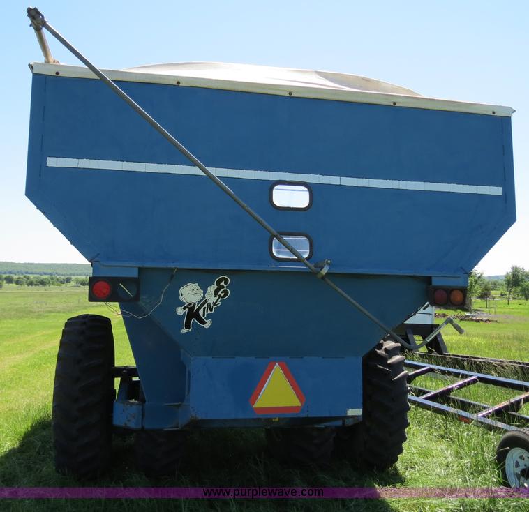 image for item B2324 1999 Kinze 1040 row crop grain cart