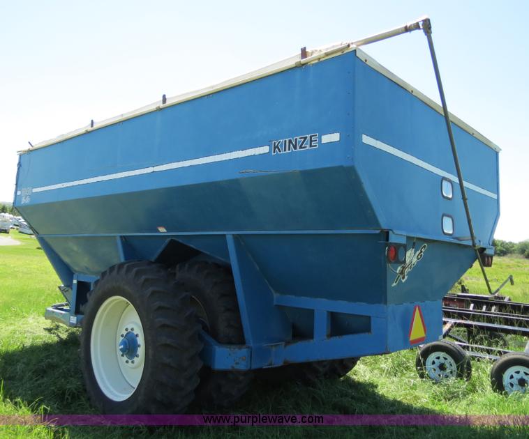 image for item B2324 1999 Kinze 1040 row crop grain cart
