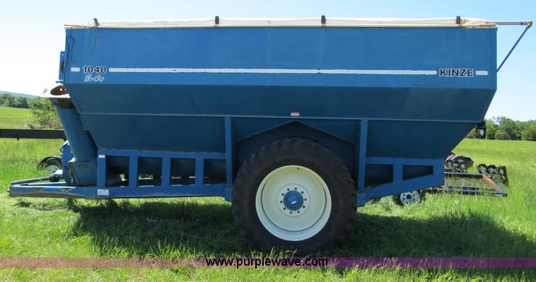 image for item B2324 1999 Kinze 1040 row crop grain cart