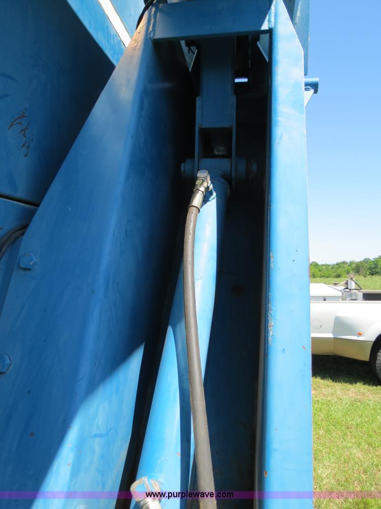 image for item B2324 1999 Kinze 1040 row crop grain cart