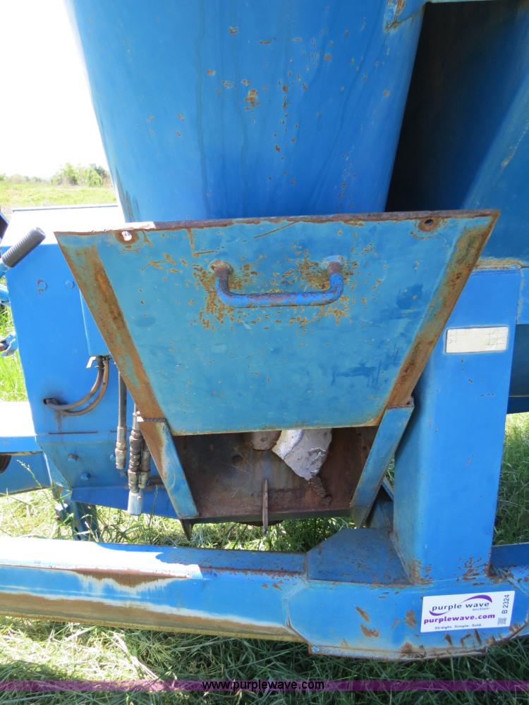 image for item B2324 1999 Kinze 1040 row crop grain cart