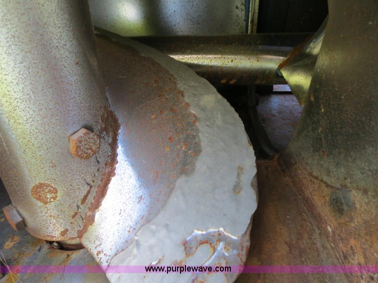 image for item B2324 1999 Kinze 1040 row crop grain cart