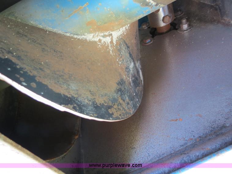 image for item B2324 1999 Kinze 1040 row crop grain cart