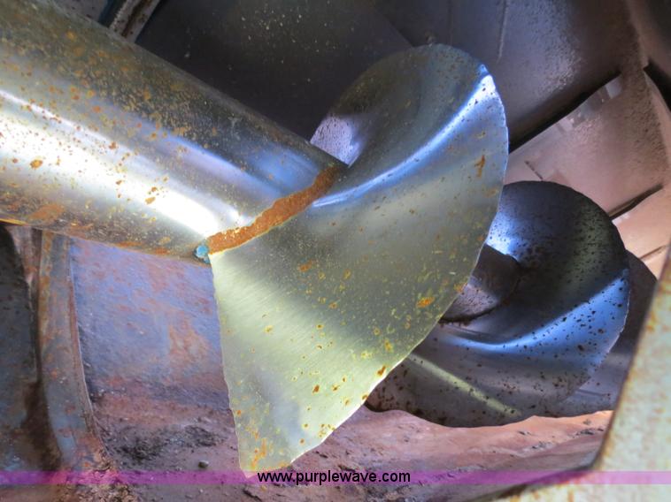 image for item B2324 1999 Kinze 1040 row crop grain cart