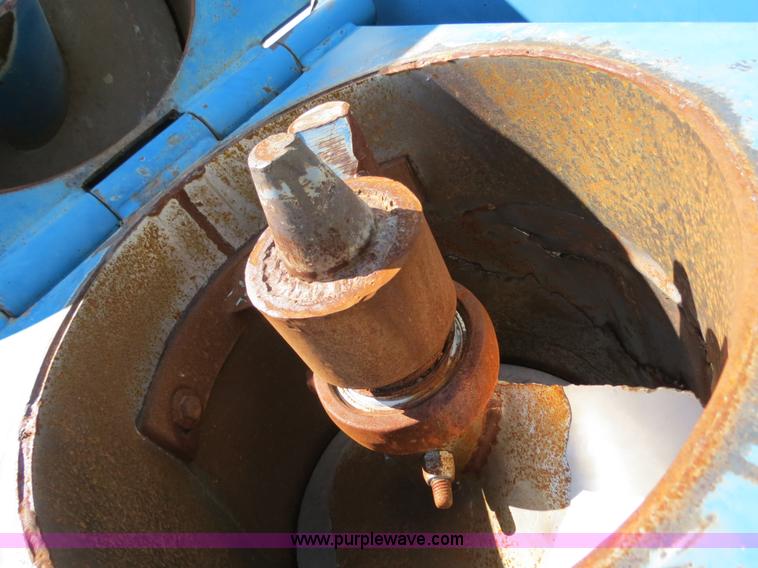 image for item B2324 1999 Kinze 1040 row crop grain cart