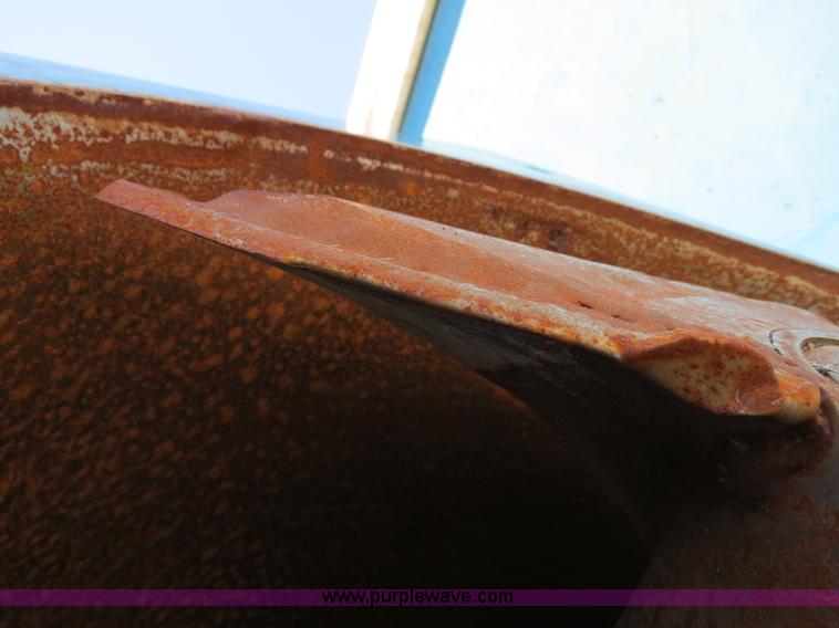 image for item B2324 1999 Kinze 1040 row crop grain cart