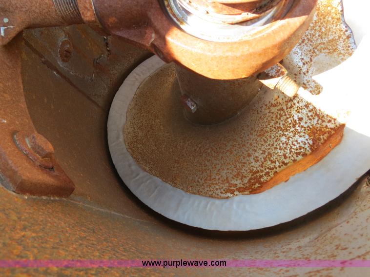 image for item B2324 1999 Kinze 1040 row crop grain cart