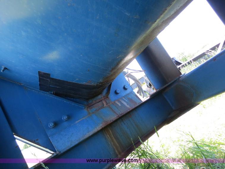 image for item B2324 1999 Kinze 1040 row crop grain cart