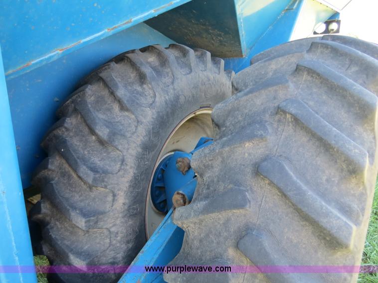 image for item B2324 1999 Kinze 1040 row crop grain cart