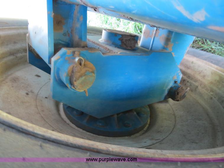 image for item B2324 1999 Kinze 1040 row crop grain cart