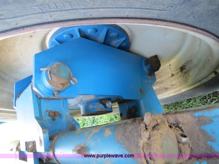 image for item B2324 1999 Kinze 1040 row crop grain cart